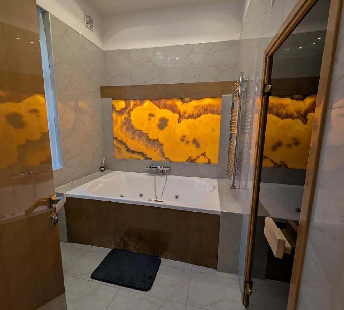 Apartamento Heart Of Downtown Budapest Luxury Condo, Private Spa, Home Cinema, Patio Hungria