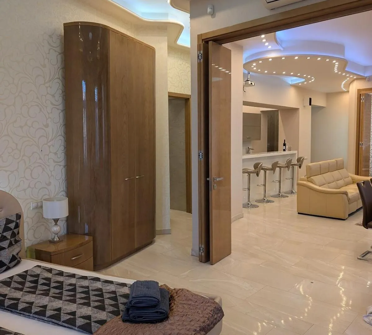 Heart Of Downtown Budapest Luxury Condo, Private Spa, Home Cinema, Patio Apartamento