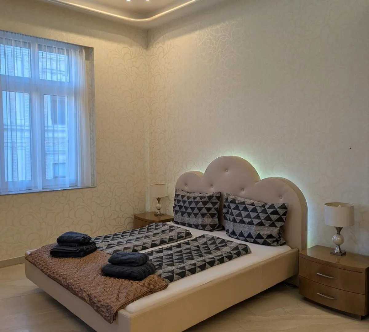 Apartamento Heart Of Downtown Budapest Luxury Condo, Private Spa, Home Cinema, Patio Hungria