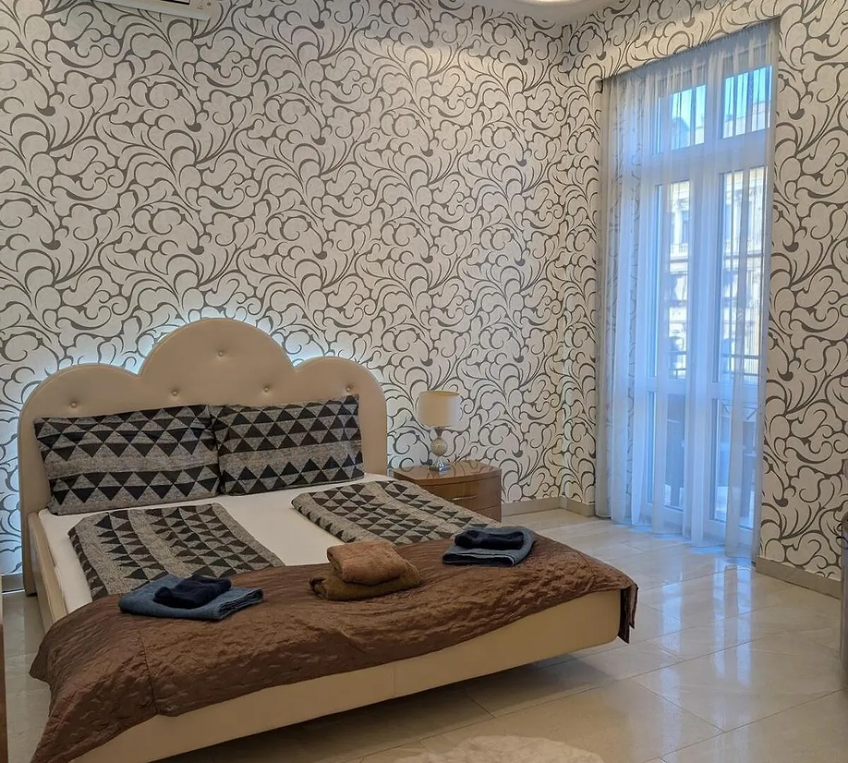 Apartamento Heart Of Downtown Budapest Luxury Condo, Private Spa, Home Cinema, Patio