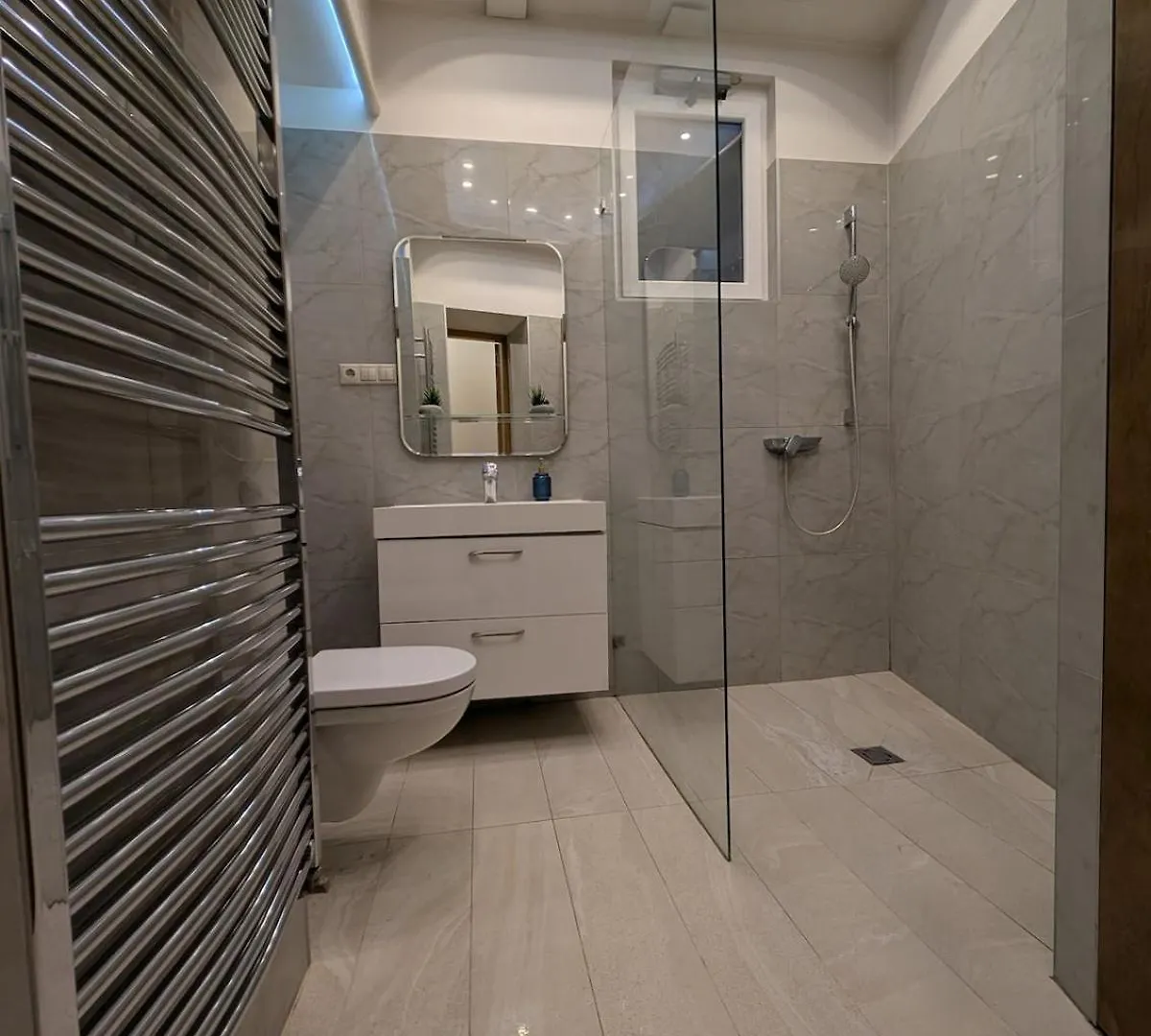 Heart Of Downtown Budapest Luxury Condo, Private Spa, Home Cinema, Patio 0*,