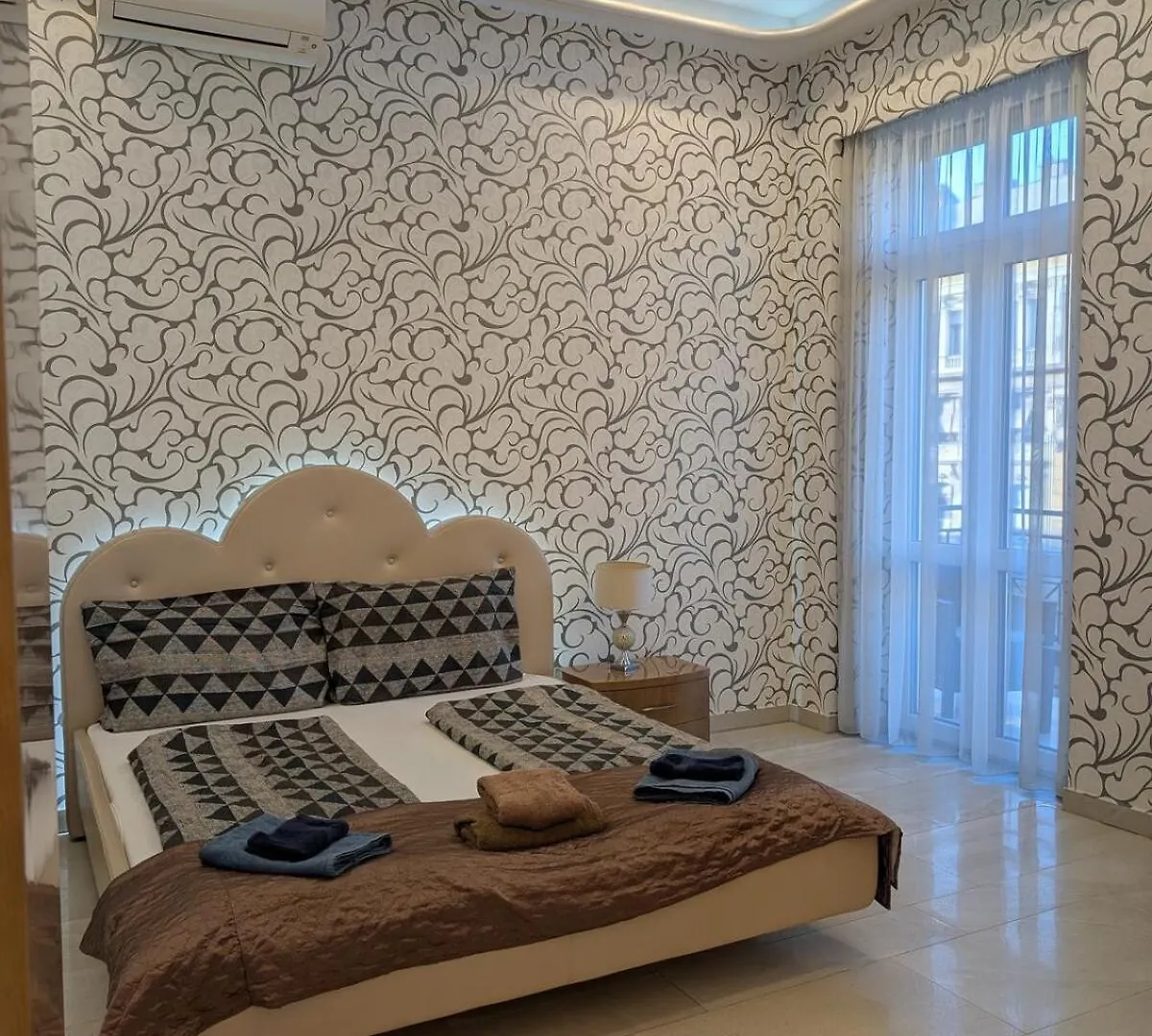 Apartamento Heart Of Downtown Budapest Luxury Condo, Private Spa, Home Cinema, Patio