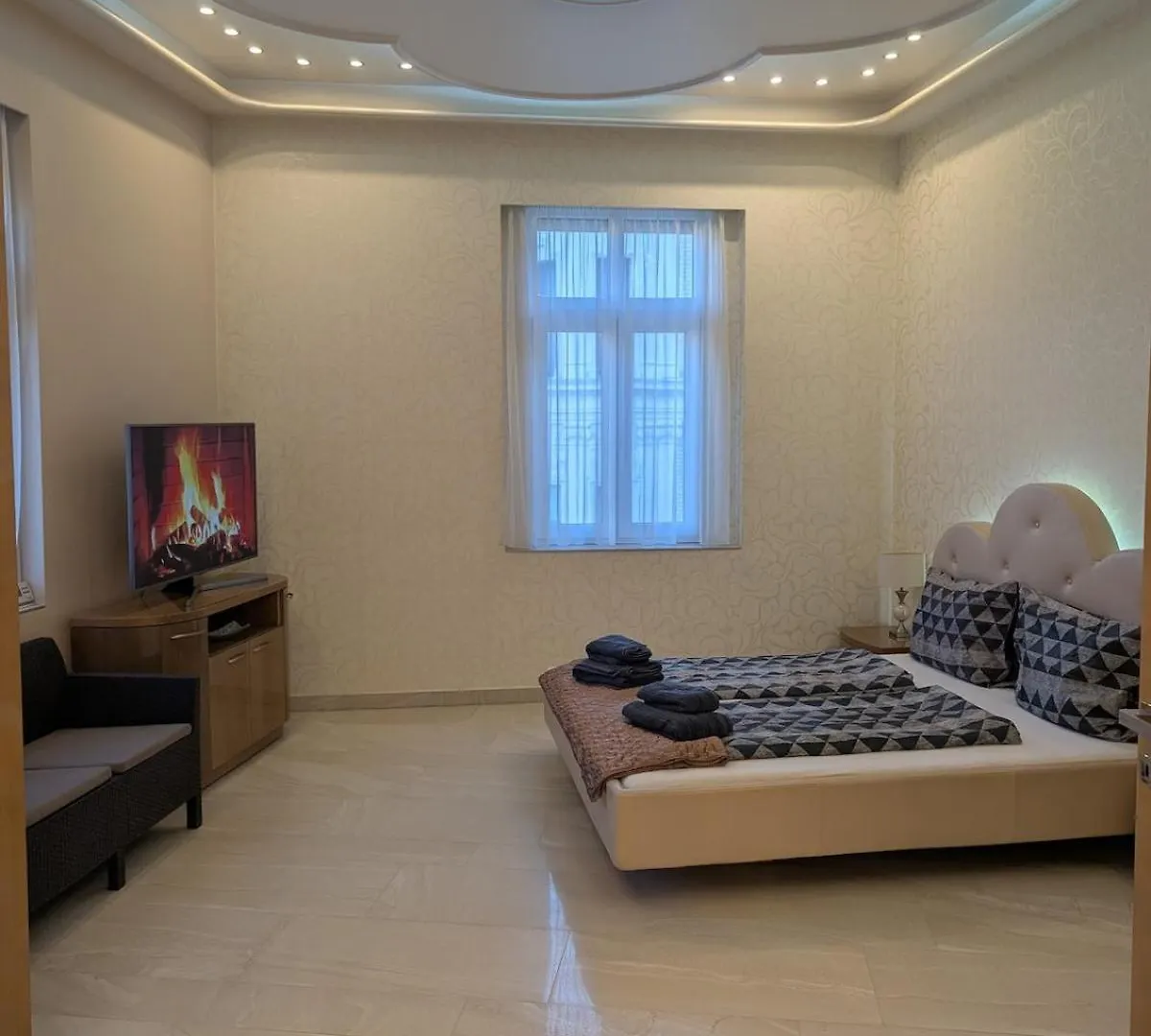 Heart Of Downtown Budapest Luxury Condo, Private Spa, Home Cinema, Patio