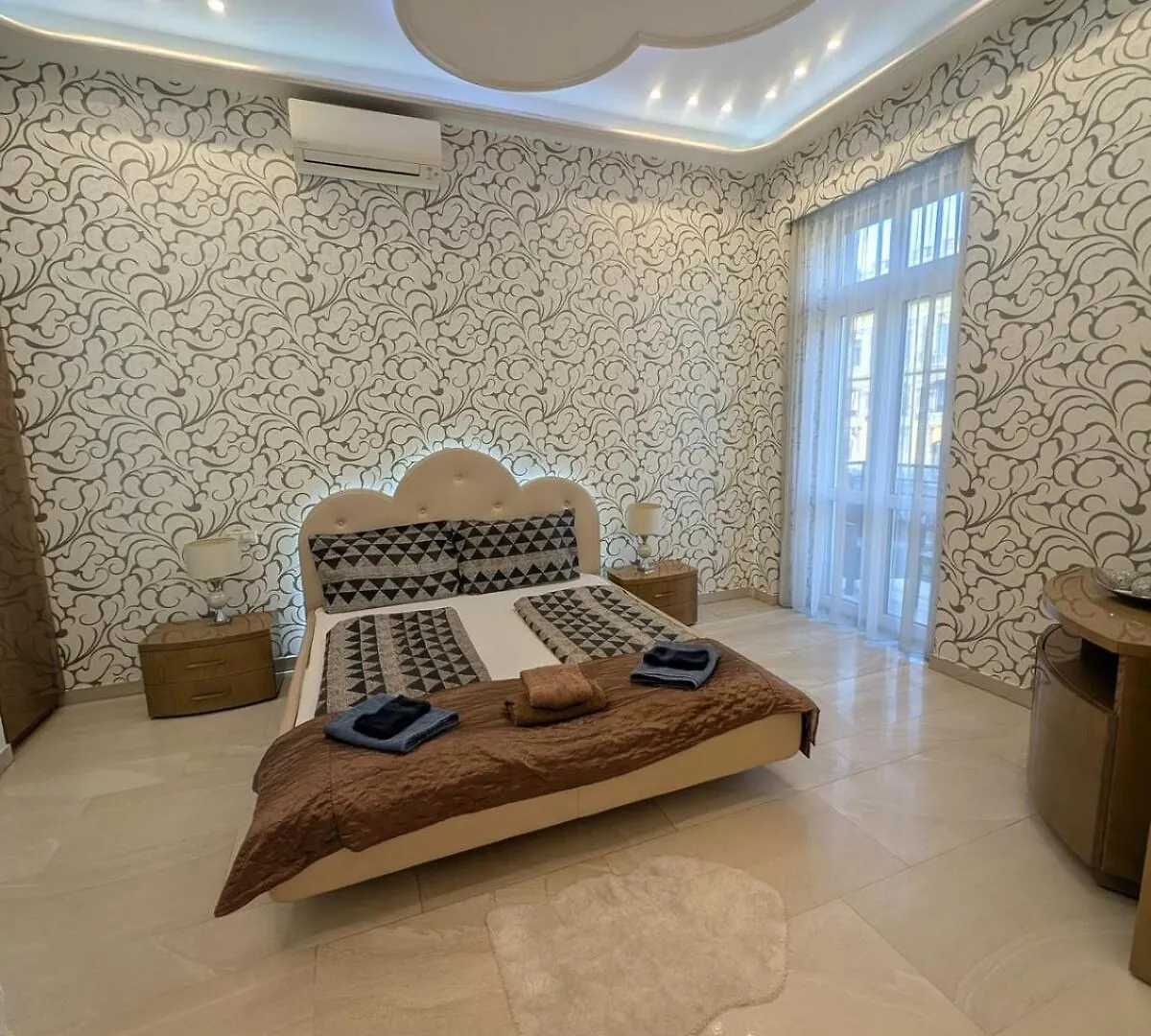 Heart Of Downtown Budapest Luxury Condo, Private Spa, Home Cinema, Patio