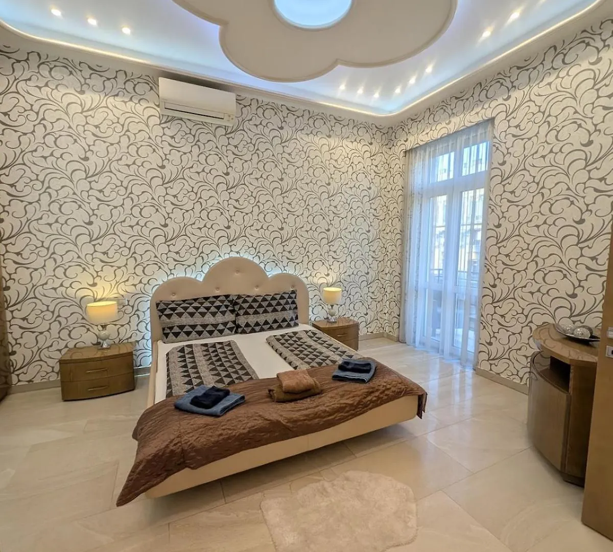 Heart Of Downtown Budapest Luxury Condo, Private Spa, Home Cinema, Patio Apartamento