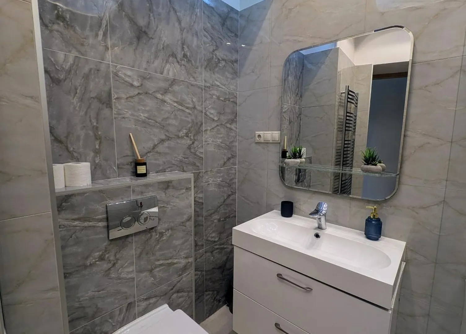 Heart Of Downtown Budapest Luxury Condo, Private Spa, Home Cinema, Patio